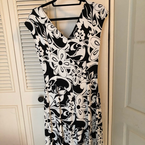 London Times Black and White large floral pattern Fit and Flare Dress. Size 10. - Picture 4 of 6